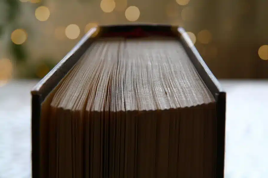 Cada uno de estos libros ofrece enseñanzas y relatos que complementan y enriquecen la comprensión de la fe
