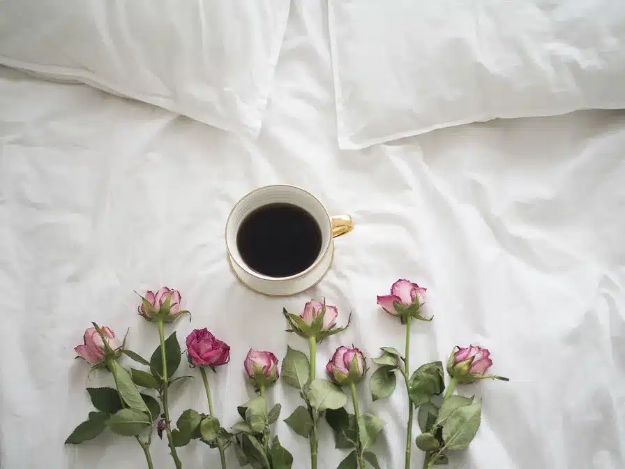 Evita consumir cafeína o alimentos pesados antes de dormir