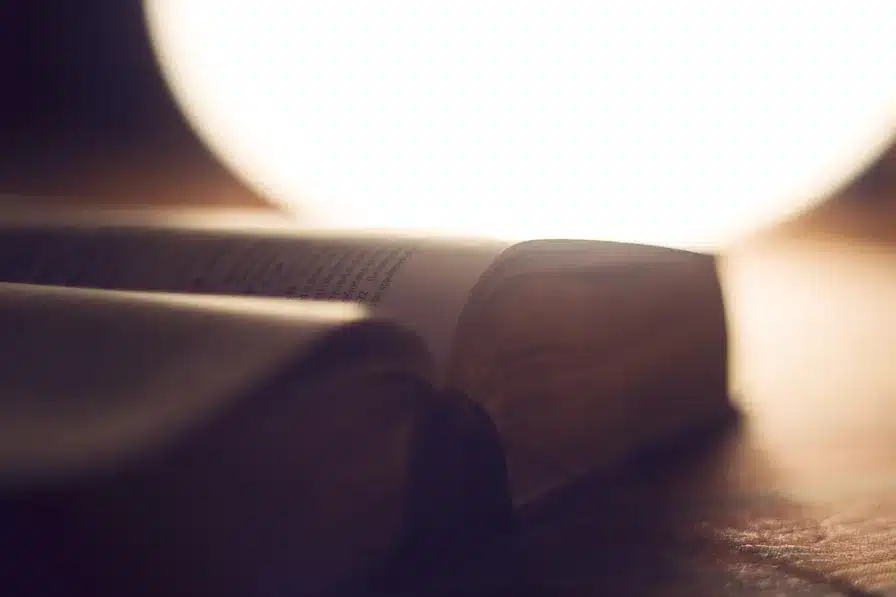 La Biblia ha sido traducida a numerosos idiomas y es ampliamente leída en todo el mundo