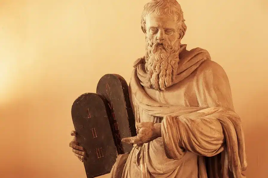 Las tablas de los diez mandamientos se pueden encontrar en la Biblia
