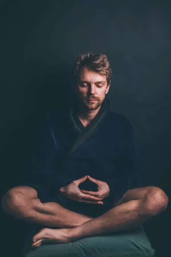 Utiliza técnicas de visualización o meditación para calmar la mente antes de dormir