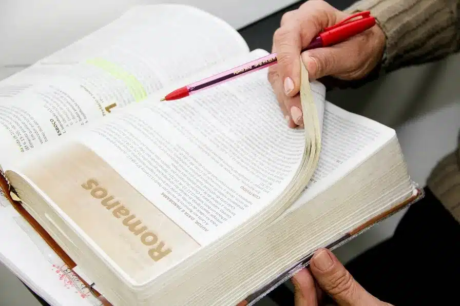 La tradición apostólica y su relevancia en la interpretación de la Biblia