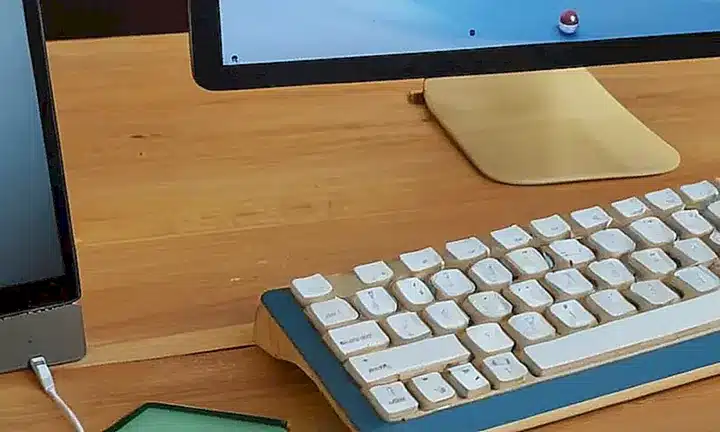 La mesa de madera desgastada contiene varios gadgets relacionados con Pokémon Go, incluyendo un teléfono y una tableta de notas