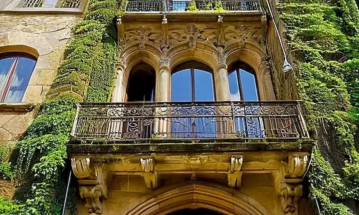 Un imponente castillo se alza en una colina cubierta de musgo