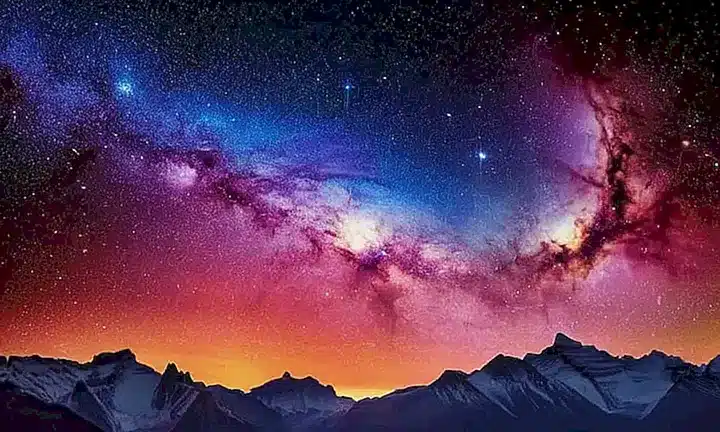 La imagen es una cosmología mágica que describe el nacimiento del universo con seres como leones y dragones emergiendo de nimios gases en constelaciones de estrellas