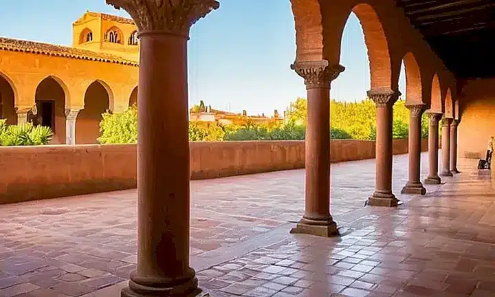 La escena muestra una historia urbana vibrante con detalles arquitectónicos y texturas antiguas