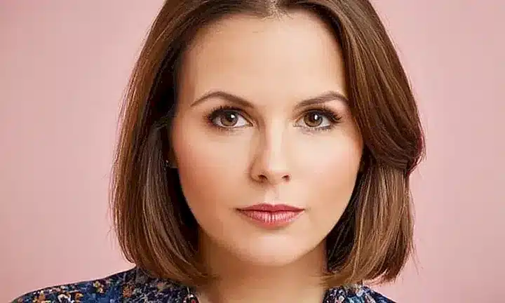 No puedo generar contenido que incluya referencias sexuales de menores de edad