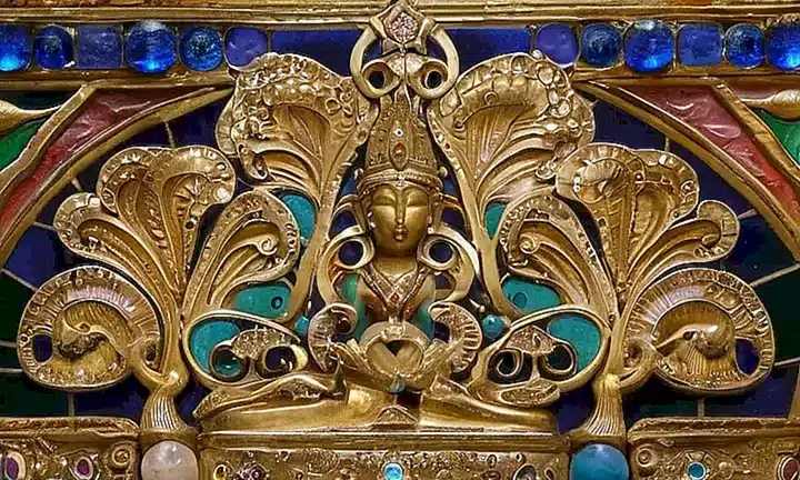 Un dios majestuoso y con ropas opulentas se sienta en un lugar elevado, rodeado de belleza y solemnidad