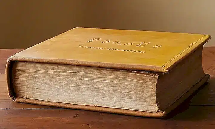 En una mesa de madera reposa una Biblia desgastada iluminada por la suave luz matutina que destaca los textos en sus páginas ajadas