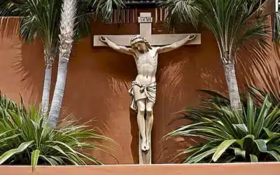 Un paisaje sereno con una talla de Jesucristo crucificado sobre un fondo tranquilo y colorido