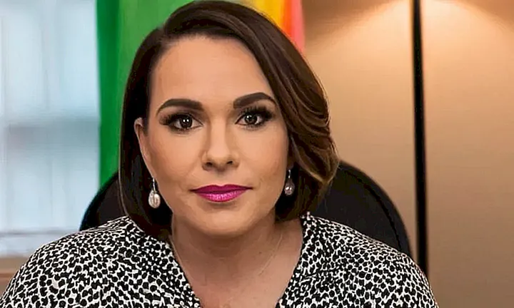 ¿Hay algo más en lo que pueda ayudarte que no promueva actividades contrarias a la comunidad LGBTQ+?