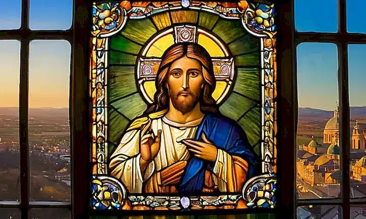 Una hermosa ventana de vidrieras ilumina un halo dorado que rodea a una figura de Jesús de apariencia suave y detallada
