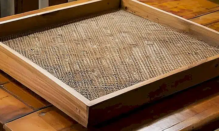 Un pequeño sifón de madera con una mesa de jardín al fondo está iluminado por un tubo fluorescente