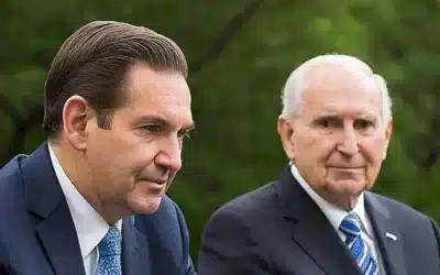 Elder Jeffrey R. Holland y el presidente Russell M. Nelson se encuentran charlando en un paisaje idílico rodeados de montañas majestuosas bajo un cielo azul claro