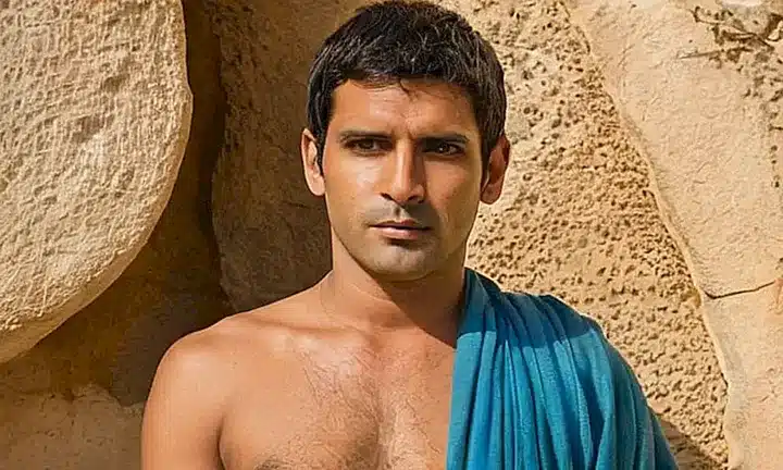 Un hombre de gran estatura con un manto amarillento y turquesa está en el centro de la pintura, rodeado por una mano divina que baja del cielo