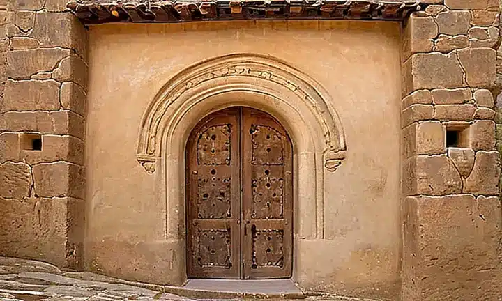 Un haz de luz cálido ilumina un antiguo monasterio rodeado de una escena serena y tranquila