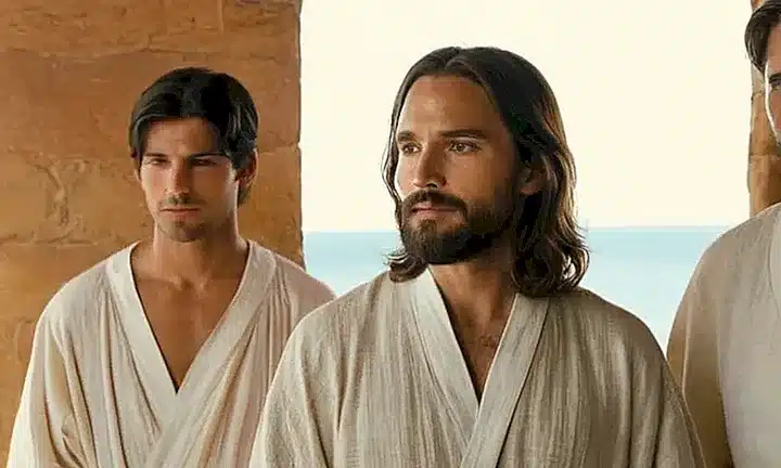 La escena representa a Jesús y tres discípulos rodeados de una luz suave e iluminante, con detalles sutiles en la textura y el entramado de sus ropas