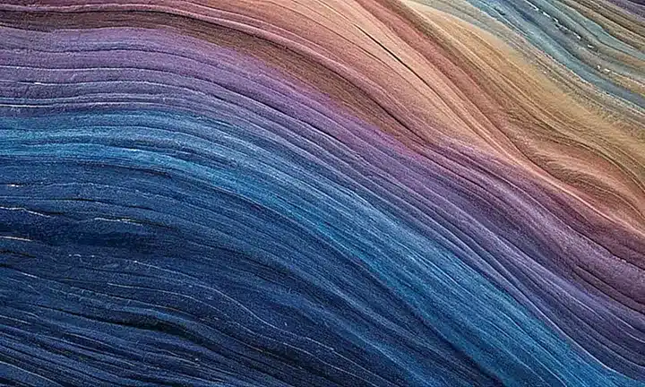 El wallpaper describe un cielo nocturno estrellado con nubes vaporosas sobrecargado sobre una textura de denim en denim con imperfecciones y detalles detallados