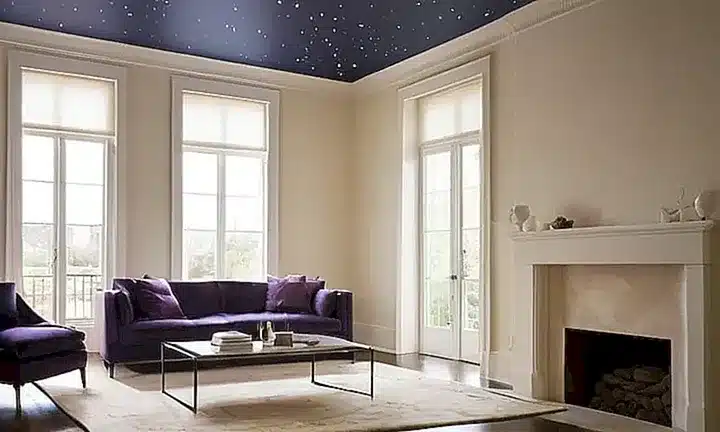 La habitación tenía paredes de un color crema suave y estrellas pintadas en el techo con matices azules y púrpuras, iluminada débilmente por la luz del día que entran a través de una ventana