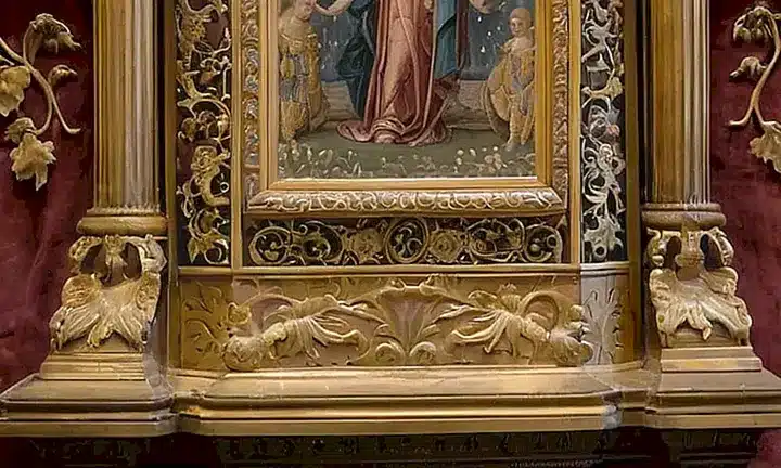 La habitación está adornada con detalles de piedra labrada, frescos desvaídos, tapicerías valiosas y obras de arte únicas