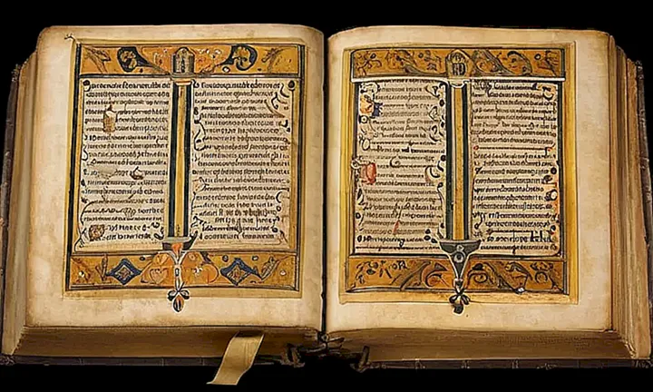 Una página antigua y mustio de un manuscrito del siglo XVII tiene una letra gótica elegante y detalles ornamentales