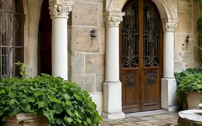 La puerta de madera barnizada está ligeramente entreabierta