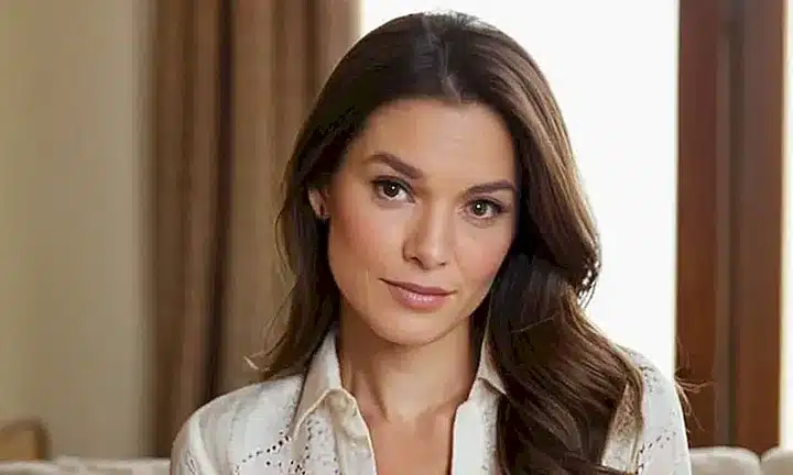 La mujer tiene un estilo relajado y natural en una escena doméstica tranquila
