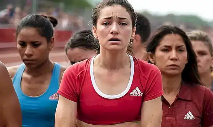 Un grupo de corredores exhaustos, con rostro determinado y frustración, completan la carrera en un entorno sofocante bajo el sol