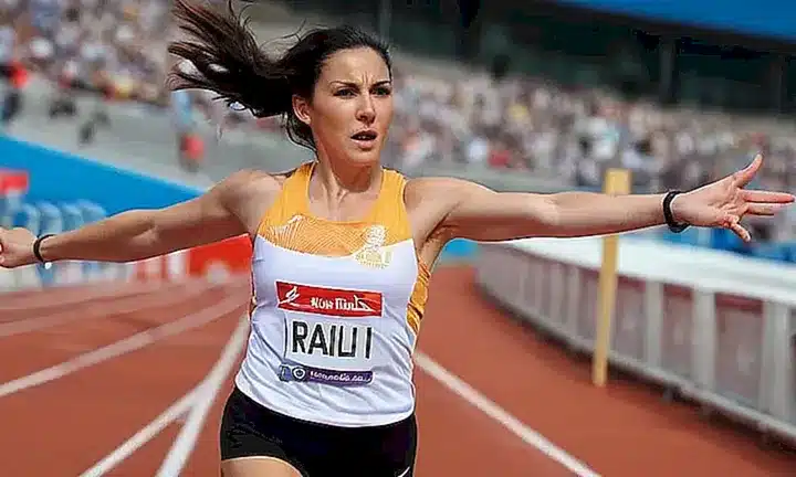 Una atleta con una determinación en su expresión se acerca corriendo hacia el final de la carrera