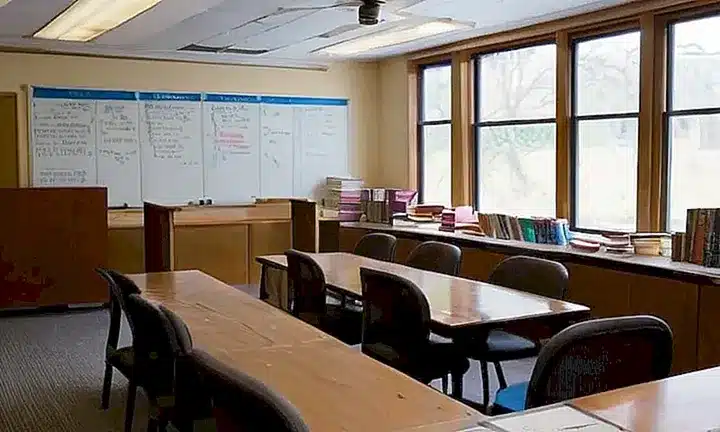 El seminario es en el salón de reuniones principal del campus universitario, un espacio humilde y desaliñado