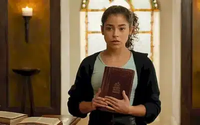 Una joven mujer latinoamericana tiene una biblia en un desván cómodo bajo luz suave