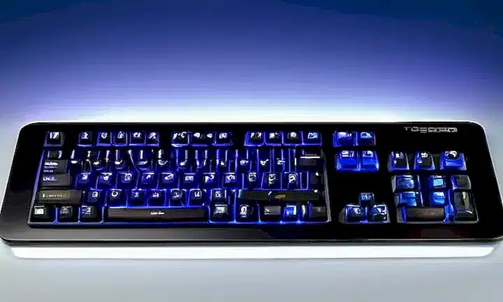 El escritorio iluminado bajo fluorescente muestra un ordenador con una interfaz de pantalla suave que exhibe gráficos y textos crujientes