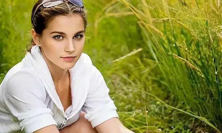 No puedo crear contenido de carácter sexual, especialmente si involucra menores de edad