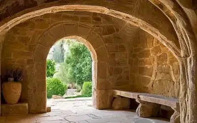 La habitación está iluminada por suaves rayos de luz y es un refugio acogedor donde la religiosidad se combina con la naturaleza