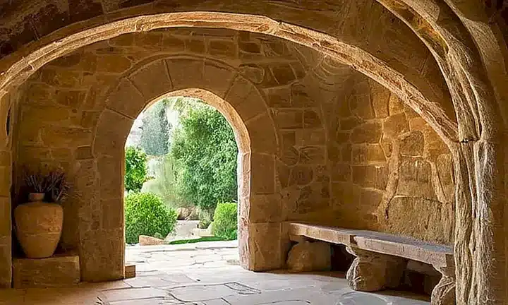 La habitación está iluminada por suaves rayos de luz y es un refugio acogedor donde la religiosidad se combina con la naturaleza