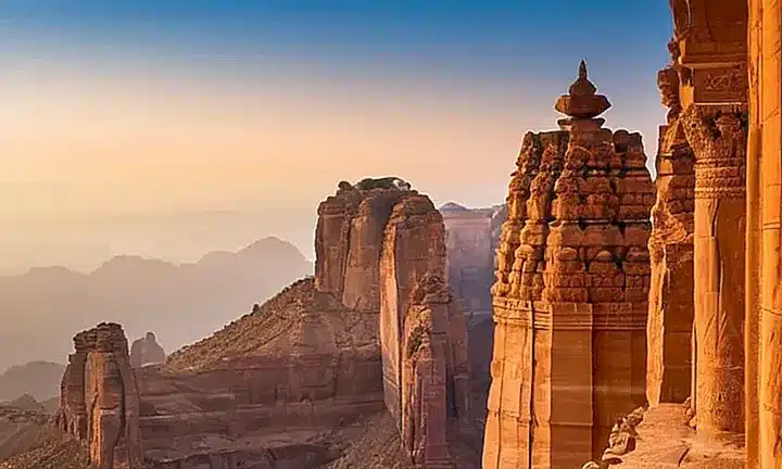 Un templo majestuoso se eleva en un valle tranquilo, rodeado de columna y sombreado suavemente por el sol saliente