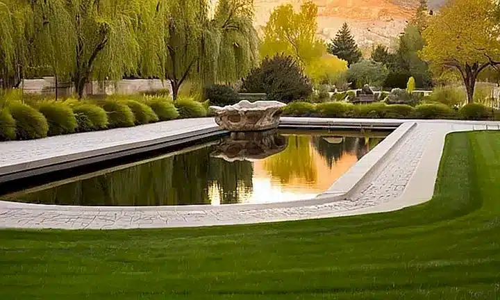 El Templo tiene vistas majestuosas de un jardín cuidadosamente diseñado rodeado por edificios antiguos y ornamentales