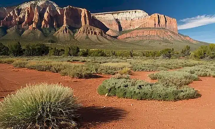 Un amplio paisaje desértico en Vernal, Utah, con montañas, rocas y nubes que se mezclan armoniosamente en un escenario natural hermoso