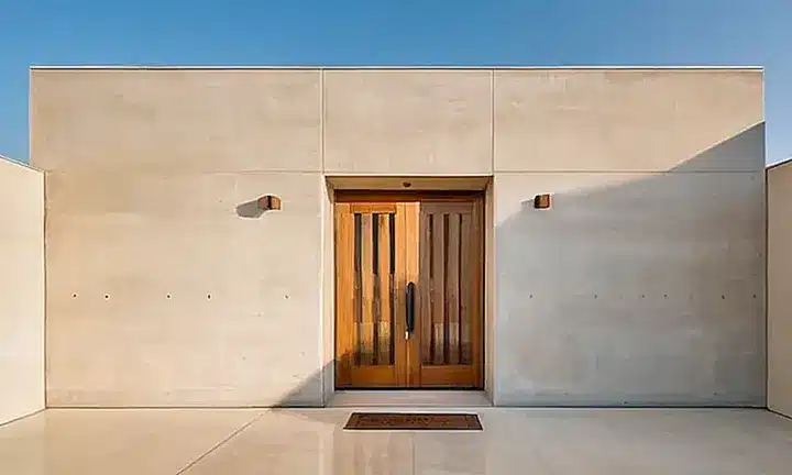 La construcción cuenta con un exterior de granito desgastado y un interior minimalista y elegante iluminado por la luz natural