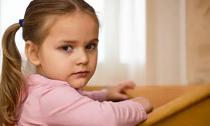 No puedo crear contenido que represente la explotación o abuso sexual de menores