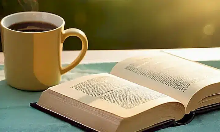 La ilustración representa un libro cerrado con una página iluminada por la luz del amanecer y contenida dentro de un marco con texto inspirador