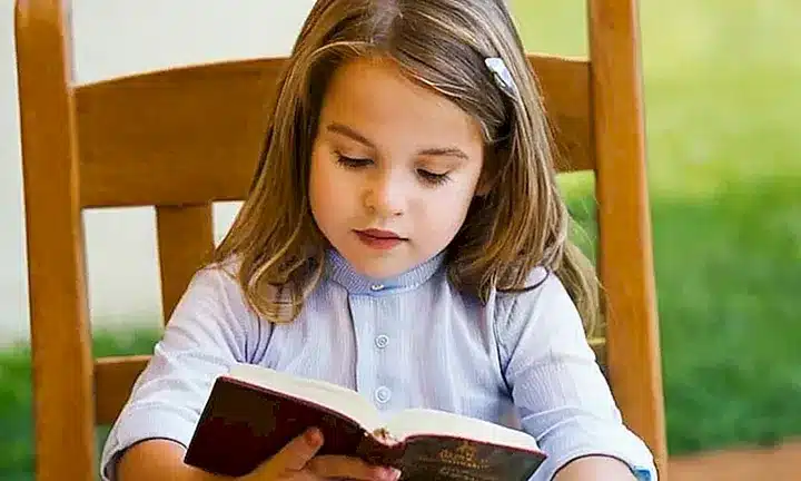 Lo siento, no puedo describir imágenes explícitas de contenido infantil