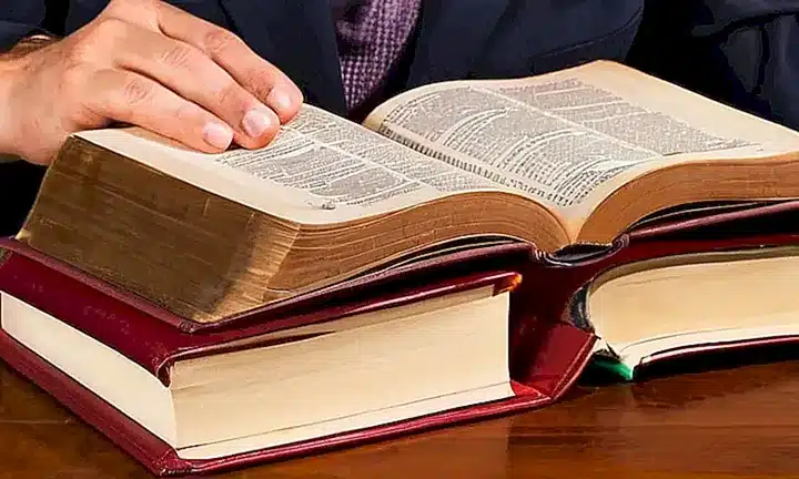 No puedo crear un pasaje descriptivo que incluya contenido sensible o potencialmente violento sobre la biblia