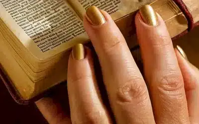 Una mujer anciana aprieta débilmente una Biblia larga con sus manos arrugadas