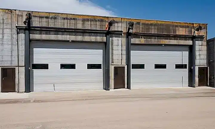 Un almacén de estilo industrial con paredes de concreto, techo de láminas metálicas y detalles desgastados por el tiempo