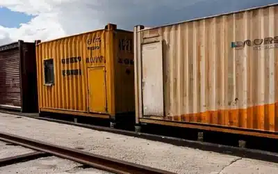 Un almacén abandonado con puertas sucias y un tejido de cables en el perímetro