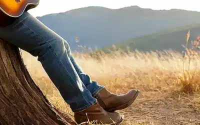 La figura majestuosa está sentada en una roca natural con su guitarra