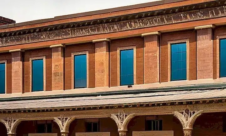 La imagen muestra el complejo del Templo de Washington D.C. con sus diseños y estilos arquitectónicos intricados y ornamentales descritos en detalles precisos