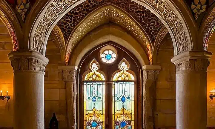 El antiguo templo está iluminado por una luz suave, lo que destaca la delicada textura de sus paredes y su rico patrimonio histórico