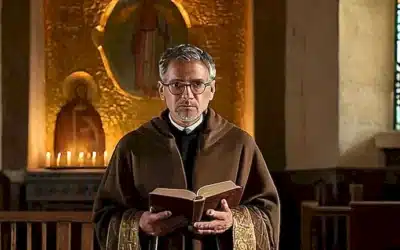 La capilla muestra una combinación de elementos sobrios y ornamentados con figuras veneradas representando a Santiago